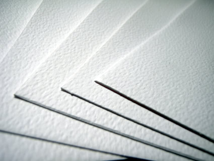Mokrý papier s textúrou, vyzdvihujúci kvalitu a detailný povrch dekoratívnych materiálov.