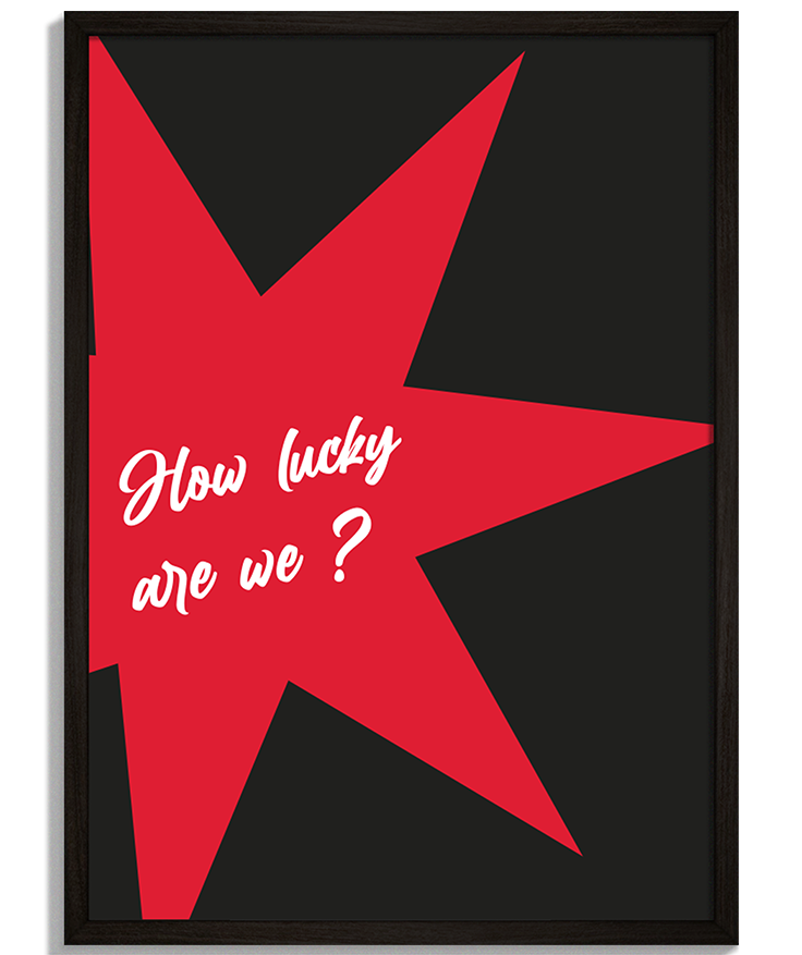 How Lucky | Motivačná Kolekcia Motivačné citáty na stenu do kancelárie - Červená hviezda s bielym nápisom How lucky are we na čiernom pozadí - čierny rám - decorme.sk
